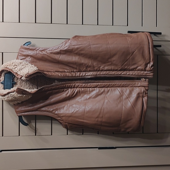 Tuckernuck Camel Leather and Shearling Reversible Beckham Vest size Medium - Picture 8 of 9